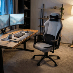 Herní křeslo, stříbrná látka, houpací mechanismus, polohování opěradla 90°-180°, 3D područky, polštáře z paměťové pěny,