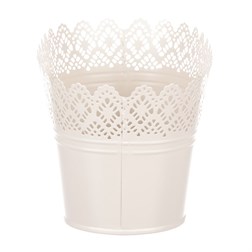 Truhlík kovový, krajkový okraj, krémová barva.