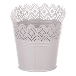 Truhlík kovový, krajkový okraj, šedivá barva.