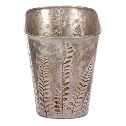 Truhlík z kovu na květiny, v  tmavě krémové barvě s kapradím.