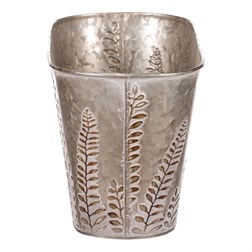 Truhlík z kovu na květiny, v  tmavě krémové barvě s kapradím.