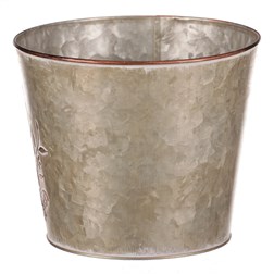 Kovový obal na květiny, design s motýly.