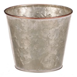 Kovový obal na květiny, design s motýly.