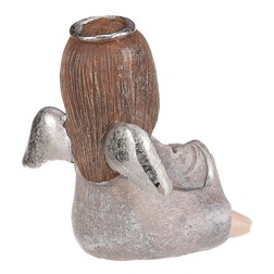 Andílek sedící šedý, stříbrná křídla a srdíčko v rukou, polyresin.