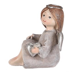 Andílek sedící šedý, stříbrná křídla a srdíčko v rukou, polyresin.