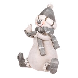 Sněhulák - polyresiová figurka, sedící, šedý obleček a čepka