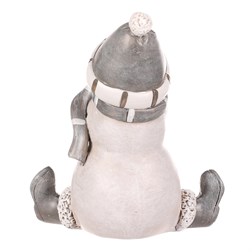 Sněhulák - polyresiová figurka, sedící, šedý obleček a čepka