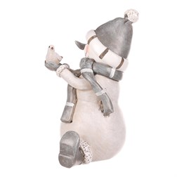 Sněhulák - polyresiová figurka, sedící, šedý obleček a čepka