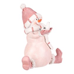 Sněhulák - polyresiová figurka, sedící, růžový obleček a čepka
