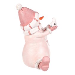 Sněhulák - polyresiová figurka, sedící, růžový obleček a čepka