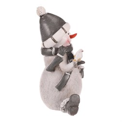 Sněhulák - polyresiová figurka, sedící, šedý obleček a čepka
