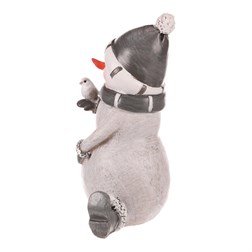 Sněhulák - polyresiová figurka, sedící, šedý obleček a čepka