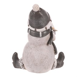 Sněhulák - polyresiová figurka, sedící, šedý obleček a čepka